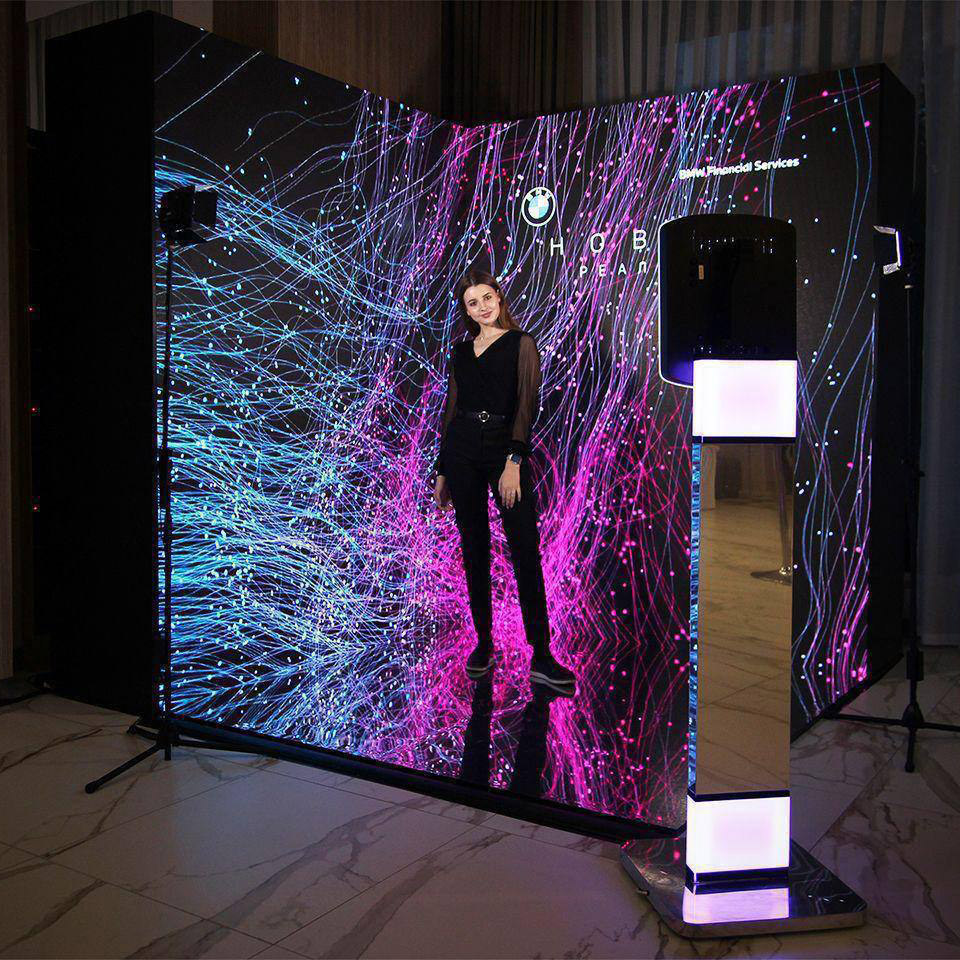 девушка в LED фотозоне в аренду с абстрактным фоном