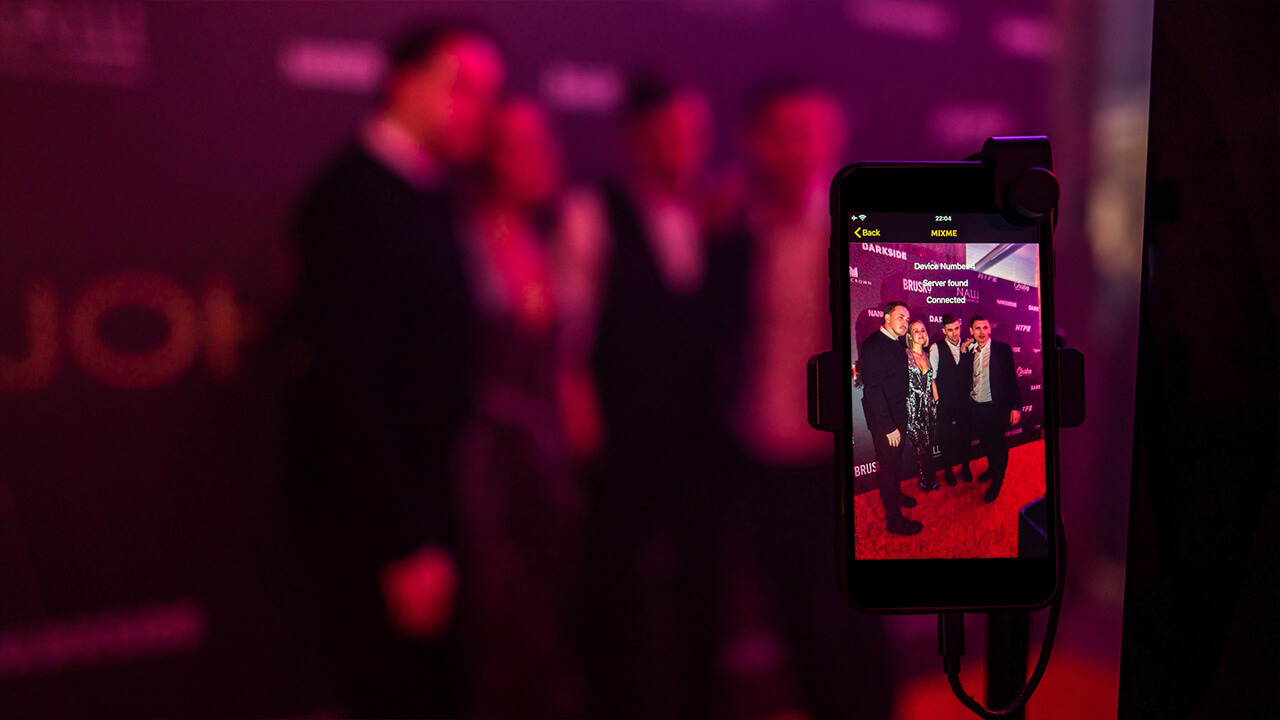 Мужчина в смокинге снимает видео в фотозоне SELEBA RED CARPET