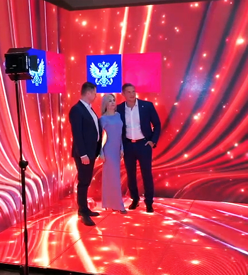 группа людей в большой LED фотозоне