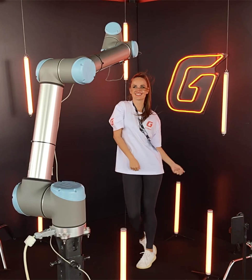 девушка в фотозоне robo-selfie с роборукой