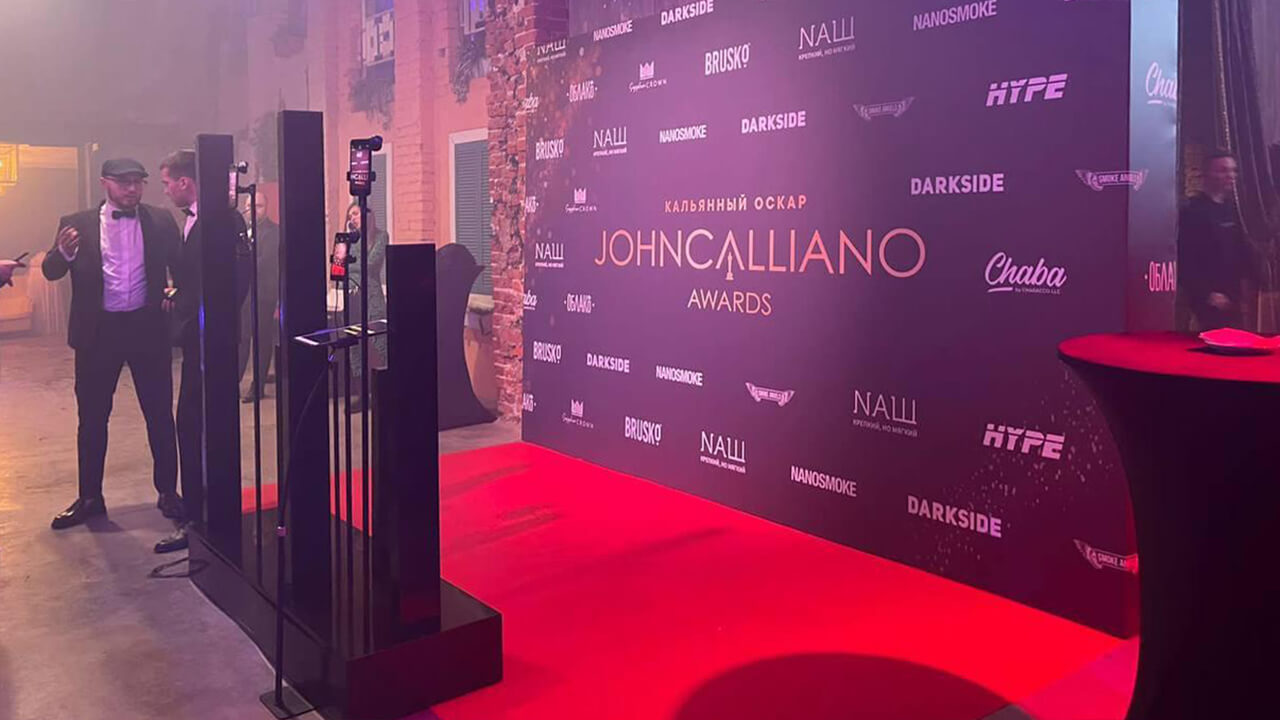Устройство SELEBA RED CARPET напротив фона и красной ковровой дорожки